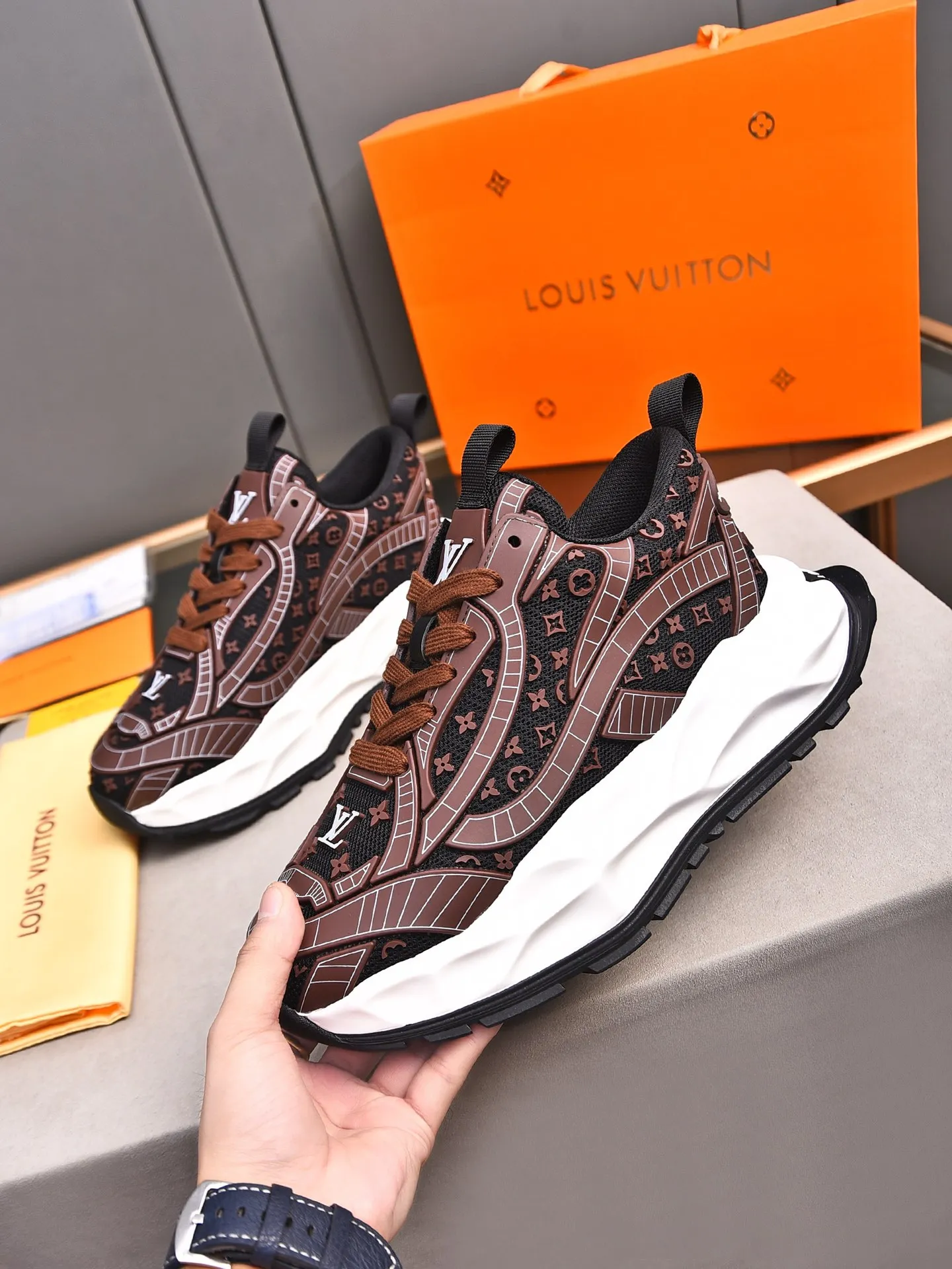 Men's shoes 💰580 📛📛【LOUIS VUITTON】Louis Vuitton 2024 new products👟Milan fashion catwalk style🇰🇾🇰🇾LV family logo, big-name style, a must-have for fashionistas⚠️Imported mesh with high-tech glue technology➕Cow leather➕Breathable mesh lining➕Genuine leather feet➕Special foam outsole👞Number 38-44 (45 46 custom-made)